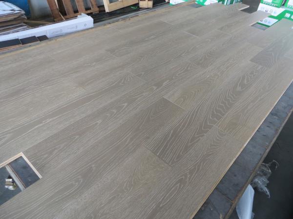 le plancher en bois de multi-couches fumées de chêne, la catégorie d'ab et le blanc ont lavé le finissage