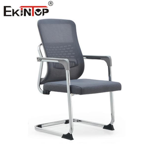 Silla de oficina de estilo comercial con asiento de esponja y respaldo de malla