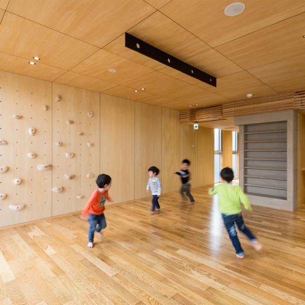 Внутренний декор Акустические деревянные потолочные панели плоская поверхность подвешенные деревянные потолочные плитки