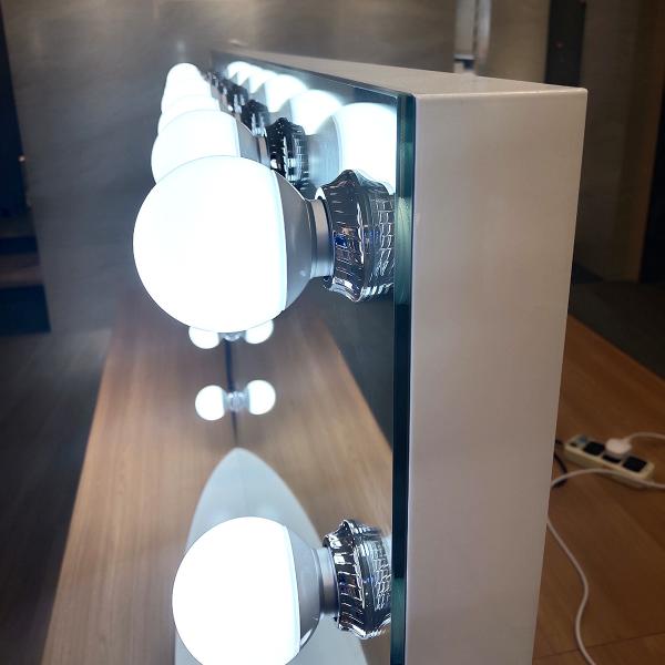 Finition blanche Hollywood miroir atténuée avec des ampoules LED pour la station de beauté