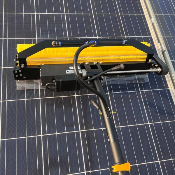 Escovinha de limpeza de janelas alimentada com água sustentável e escova rolante de limpeza de painéis solares