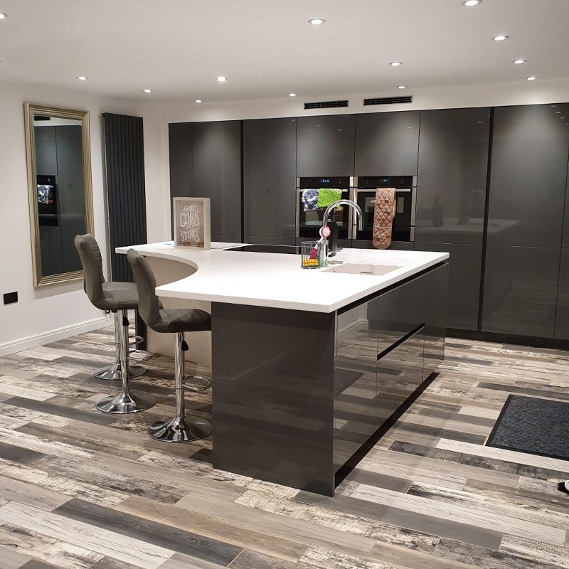 Lacquer Finished Kitchen Cabinet with Acrylic Door Panel and Quartz Stone Countertop