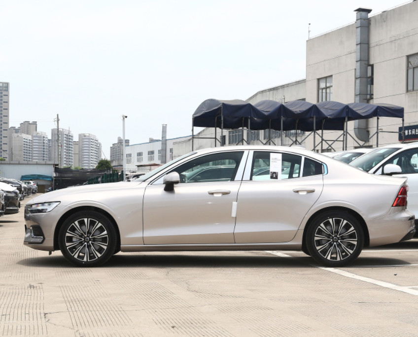 Подержанный автомобиль версии 2.0T 163HP L4 VOLVO S60 2023 B4 Zhiyuan Haohua с турбонаддувом