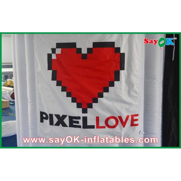 La cabina inflable de la foto emplea el paño inflable redondeado blanco de Photobooth 210D Oxford y la luz del LED