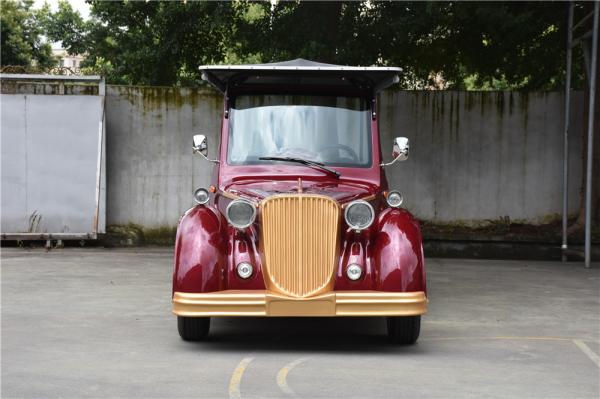 Carros elétricos vermelhos romances do vintage, carrinho de golfe do passageiro do clássico 8 do turista