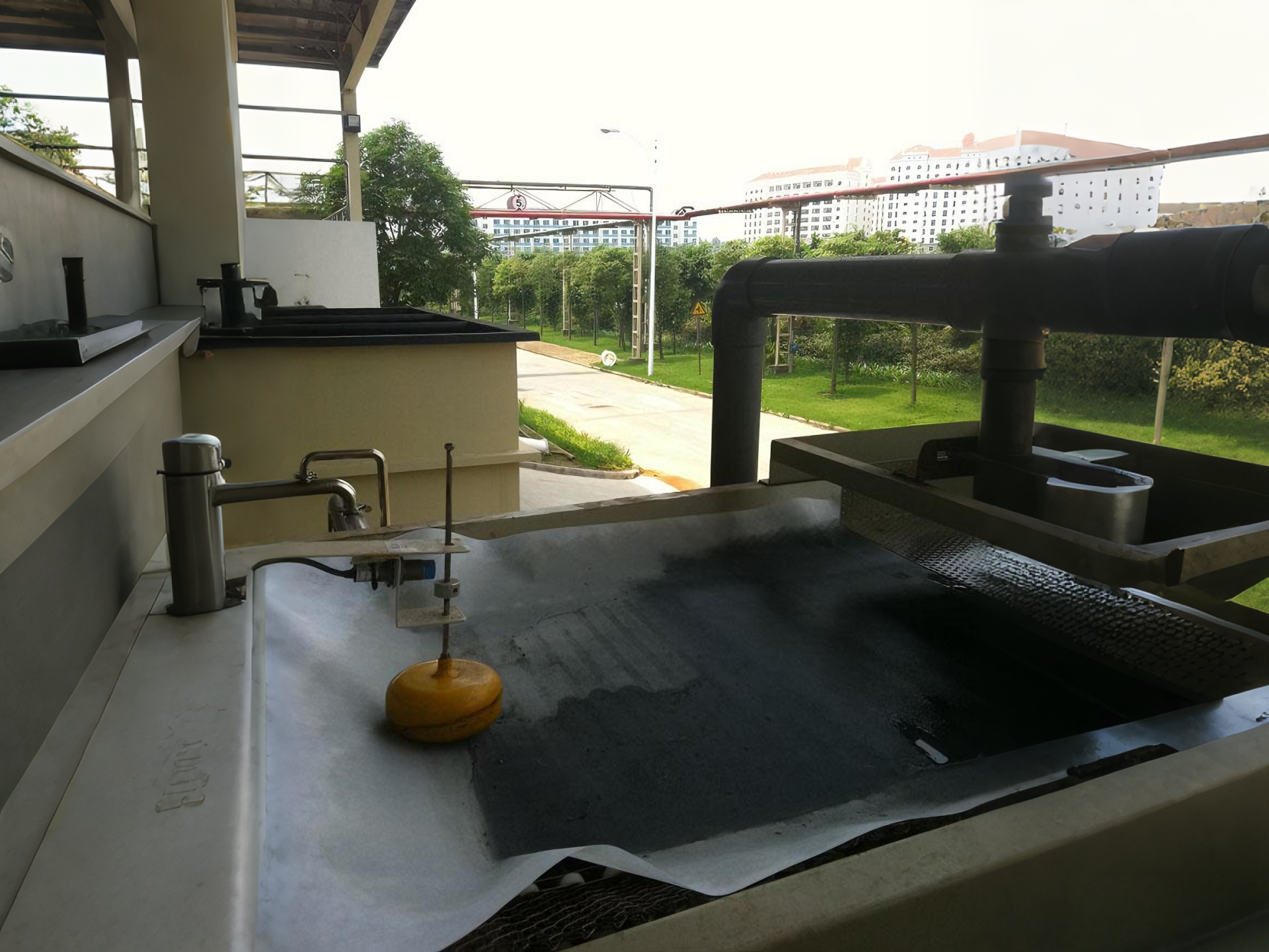 Filtre à bande en papier industriel pour le traitement des eaux usées