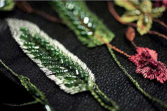 Ткань шнурка простирания Мулти покрашенная флористическая тяжелая вышитая бисером для украшения платья свадьбы