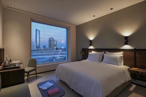 Banlung furniture supplier from china hotel furniture factory for Modern bedroom sets used metal wood headboard bed