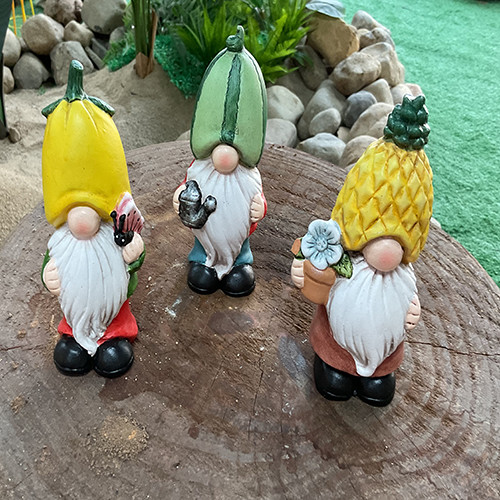 Сад гончарни гнома орнаментирует множественные керамические статуи сада Lifelike
