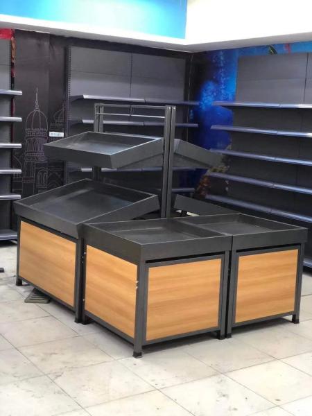 Supermercado plástico metal aço madeira frutas e vegetais exposição está em estantes prateleira balcão