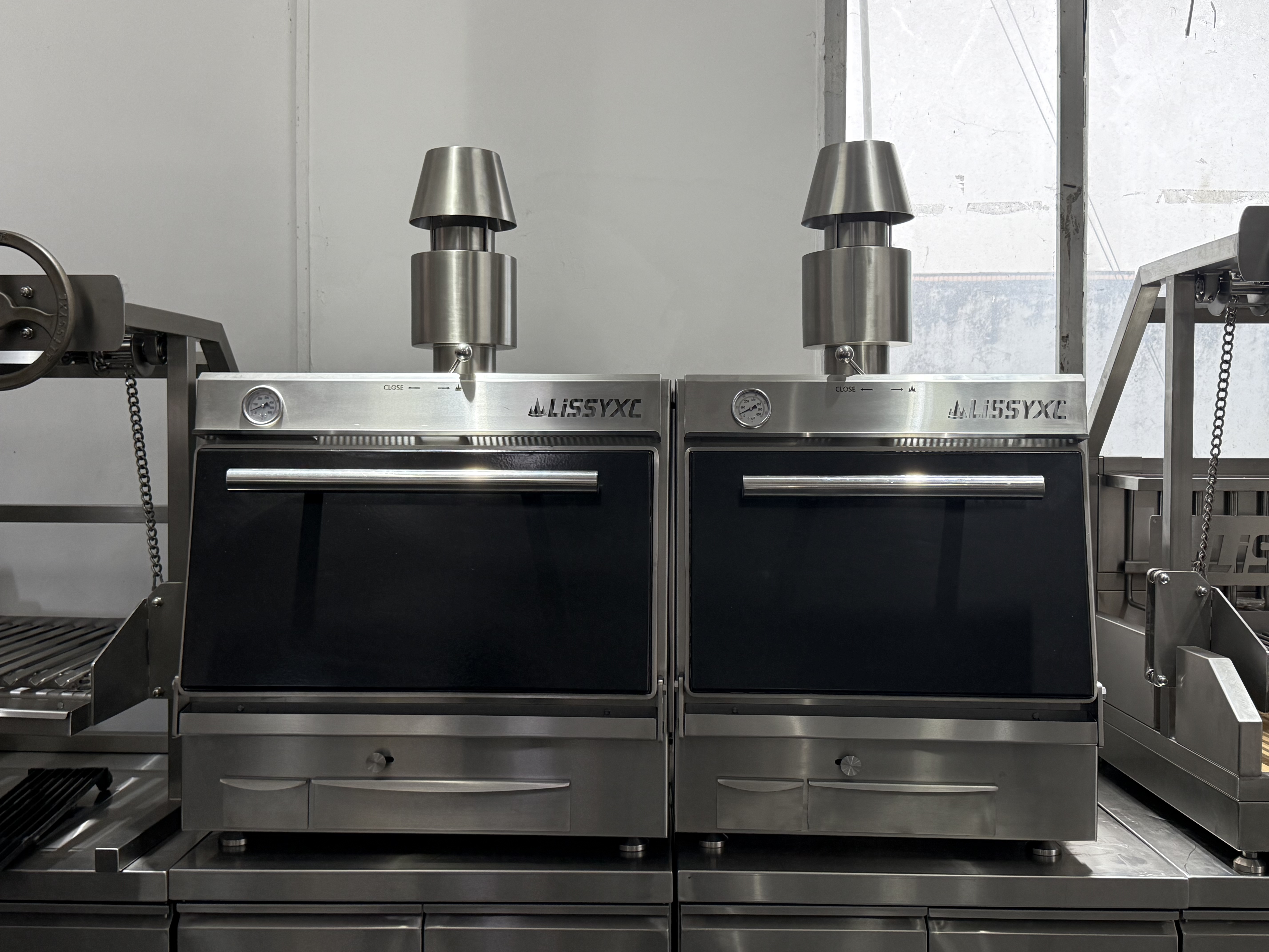 Commercial 304 Stainless Steel Spanish Charcoal Grill 800°C High-Temperature Wood-Fired BBQ Grill for Restaurant