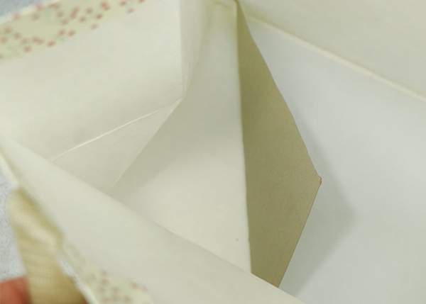 Мягким белым лента бумажных мешков Эко полностью бортовым сплетенная печатанием для упаковки подарка на день рождения