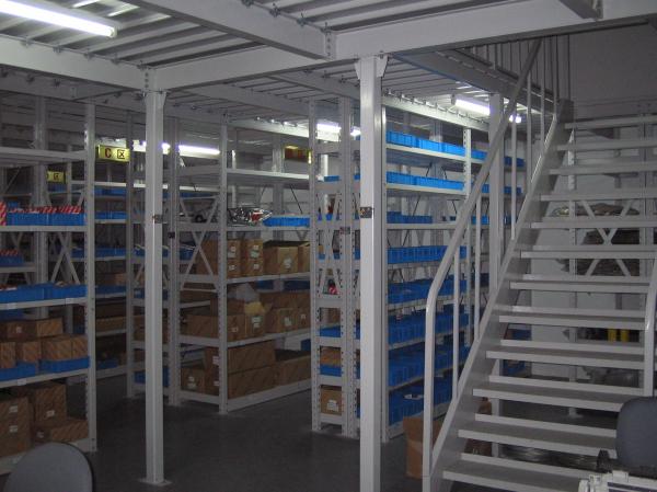 Sistemas de estanterías de superficie lisa para almacenamiento industrial