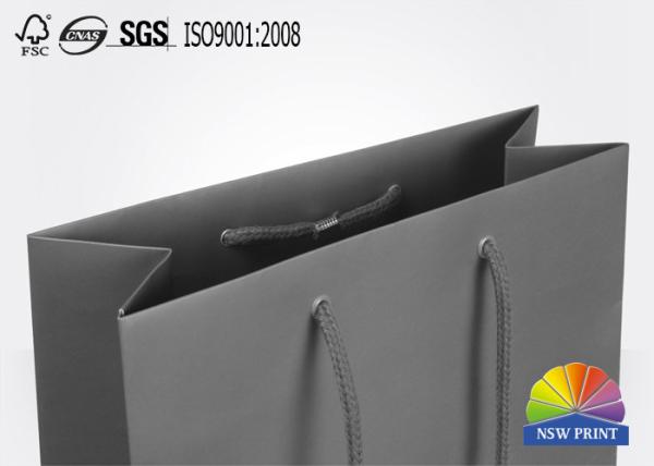 Refrigere os sacos de papel matte do cartão da laminação, sacos de vestuários de compra com LOGOTIPO impressos