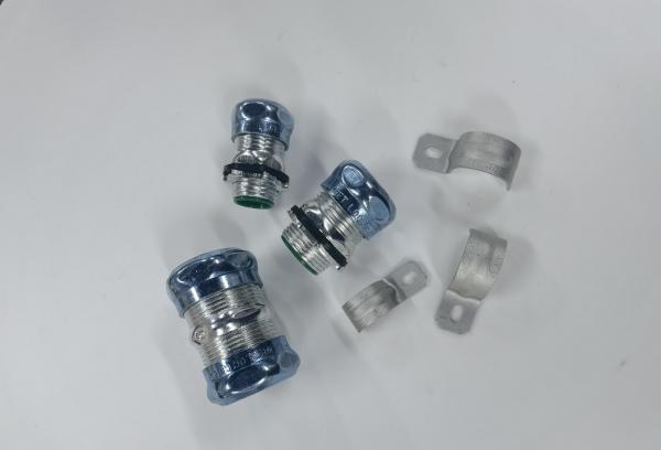 Os conectores apertados líquidos de aço azuis zincam chapeado para EMT Conduit Hot Dip