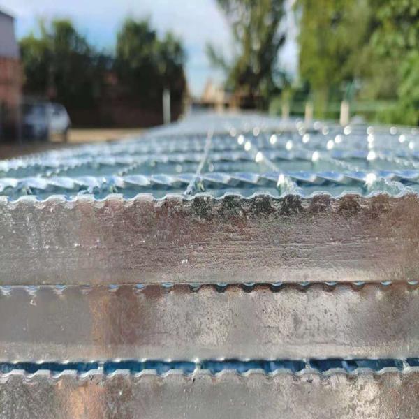A construção do metal serrilhou a raspagem de aço da drenagem de aço do parque de estacionamento do dreno da raspagem
