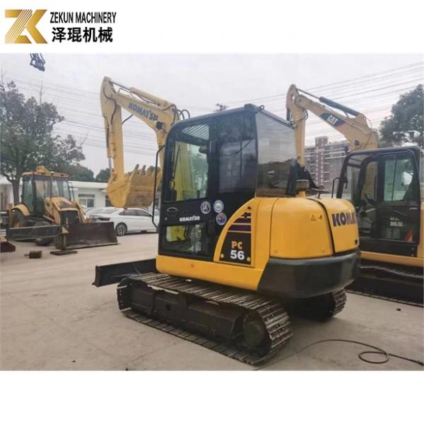 Mini escavadeira Komatsu PC56-7 com 5 toneladas de peso operacional e motor diesel durável