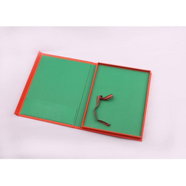 Le livre de carton a formé des boîtes de rangement, emballage magnétique blanc