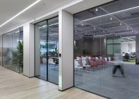 Épaisseur de verre de 5 mm Murs de séparation de bureau équilibrant le style de confidentialité et la fonctionnalité