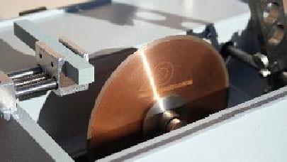 Precisión que corta la preparación metalográfica de la muestra con la muela abrasiva del diamante