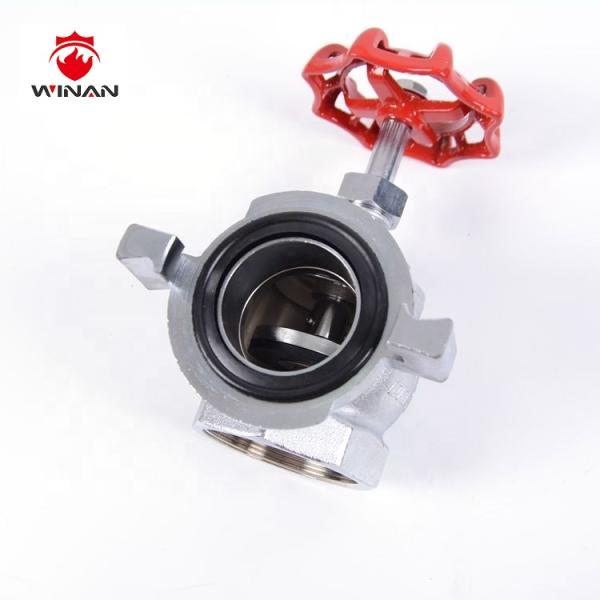 Вода выпуская противопожарный клапан Kроме посадки покрыла 2,5