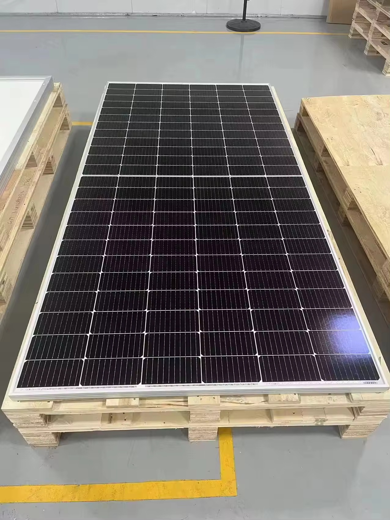 500-550W Solar Plate Long Cycle Life Black Solar Panel Power Solution for Home Energy Projects
