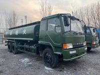 Tanques de óleo com modelos diferentes e capacidades usados e petroleiro novo da água