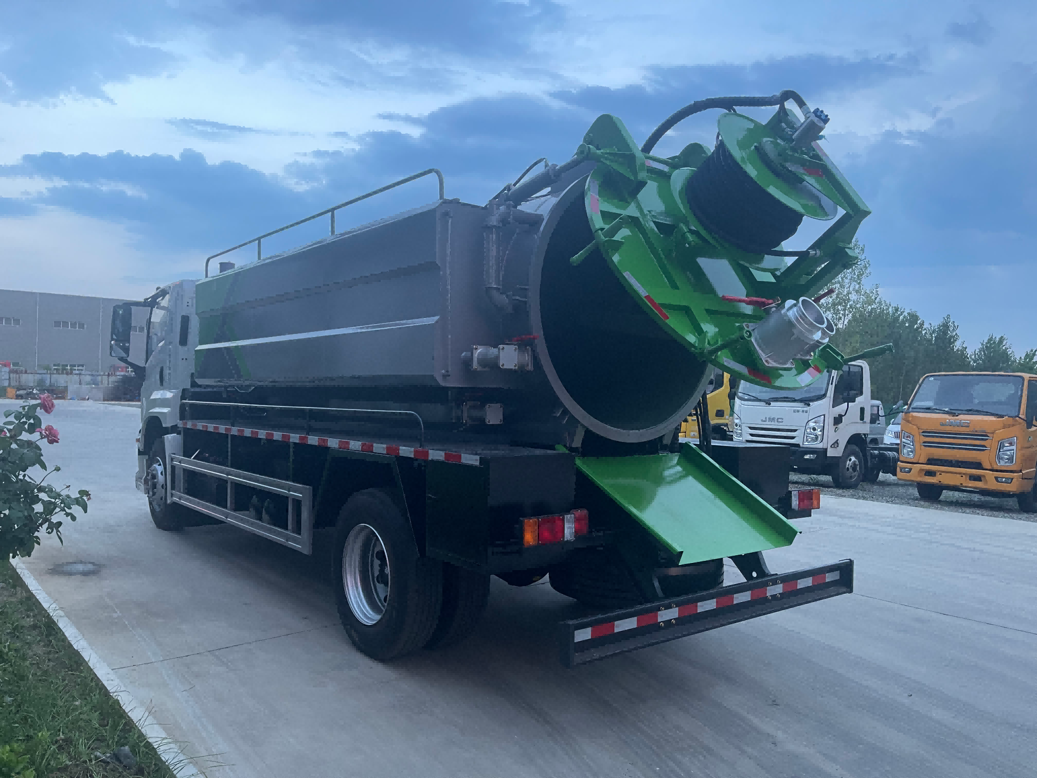 Isuzu Desert Dry Sand Vacuum Truck with 10m Suction Pipe 205HP Diesel Engine and 10000L Tank Capacity