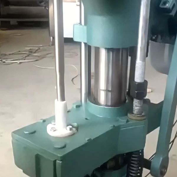 0.75KW Semi Auto Capping Machine 1200BPH - 1500BPH Semi Automatic Corker