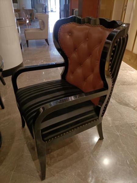 Gelaimei Leather Upholstery Glass Dining Table And Chairs Diameter 1 Meter