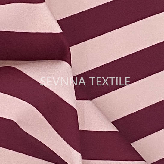 Уточненный Stretchy Activewear вяжет обмундирования ткани повторно использованны