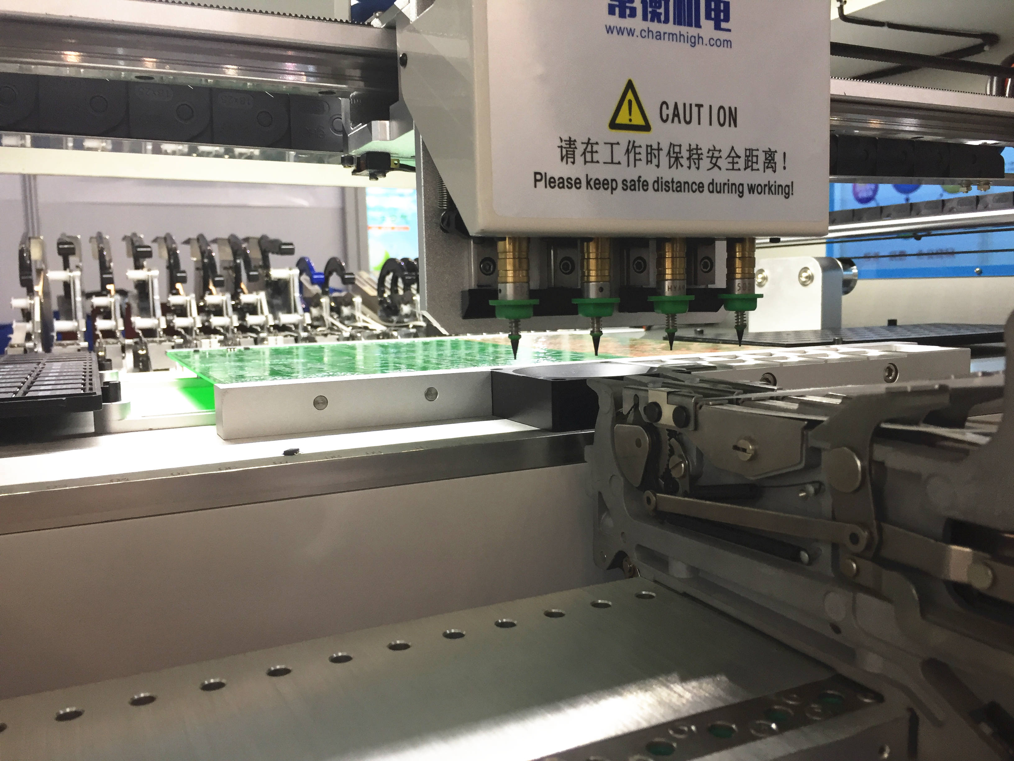 Машина Charmhigh CHMT560P4 SMT P&P, SOP QFN Mounter 0402-5050 обломока SMT