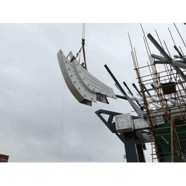 Скульптура золотого цвета большая на открытом воздухе длина в 50 метров для украшения города