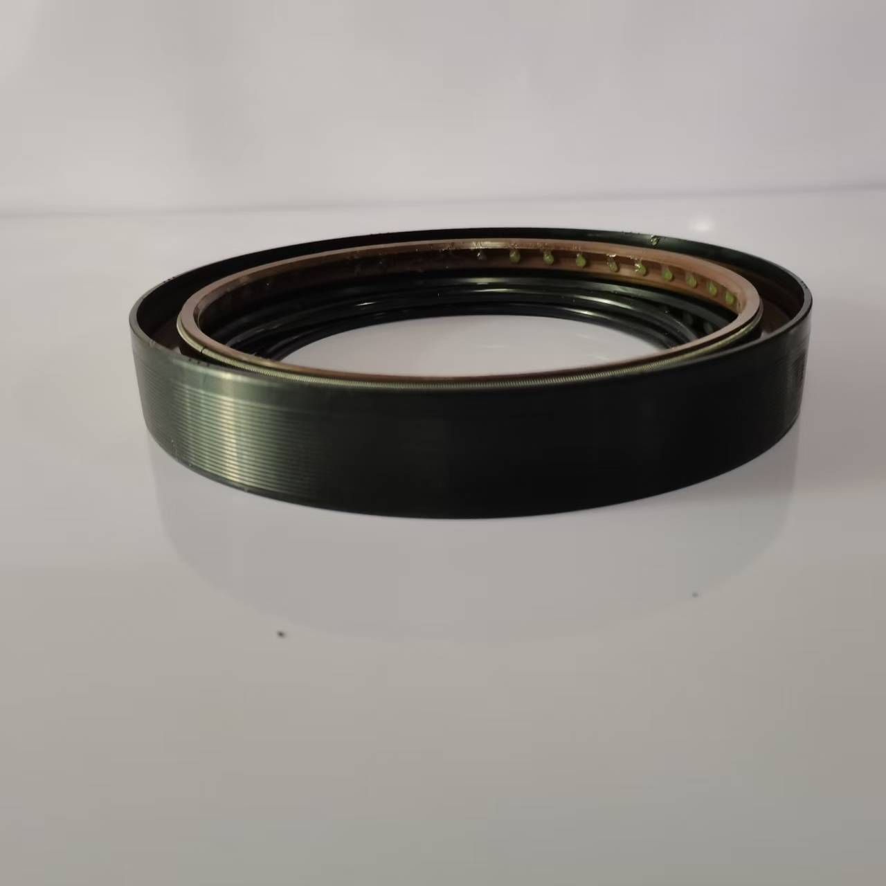 Easy Installation Rear Dust Lip Direct Replacement Rear Wheel Oil Seal for Mining Construction Trucks