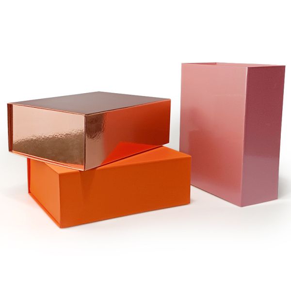 Modern and Durable Black Minimalist Gift Bags Made of Matte Cardboard Perfect for Packaging and Gift Presentation