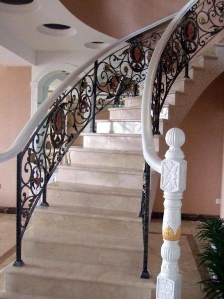 Elegância bonita de cerco da estrutura forte da escada do ferro fundido da resistência de erosão