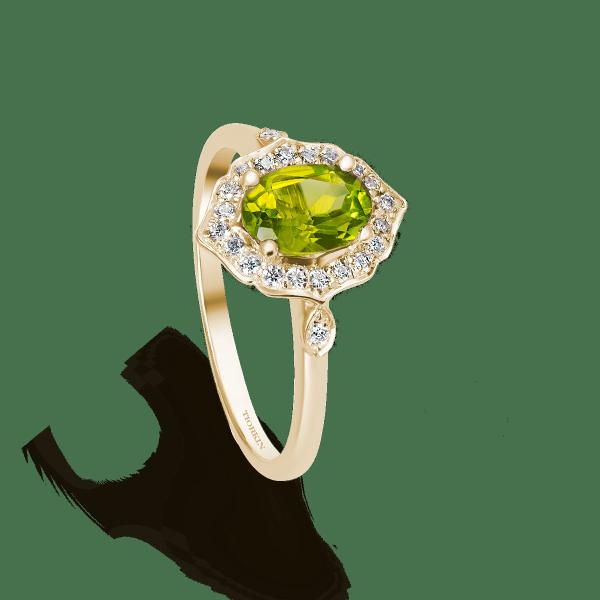 Gold oval beautiful, elegant peridot ring, vintage shape and natural, bright oval peridot