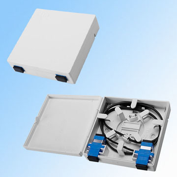 屋内壁に取り付けられた繊維光学の終了箱SC/FC 2のアダプターの港の白色