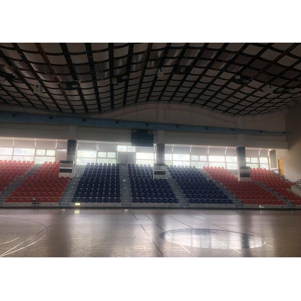 Arena Stage d'intérieur posant les sièges en plastique de gymnase avec le double
