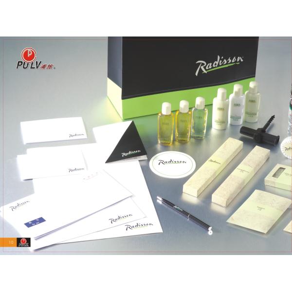 Гигиенические косметикаи чашки ливня зубной щетки установили для комнаты для гостей гостиницы Bathroom