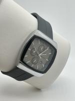La forme répond à la fonction Horloge de poignet en quartz pour homme avec style et performance