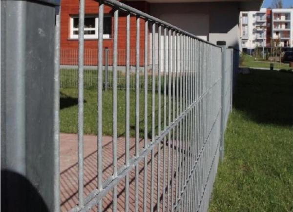 Clôture tubulaire en acier robuste, résistante aux intempéries