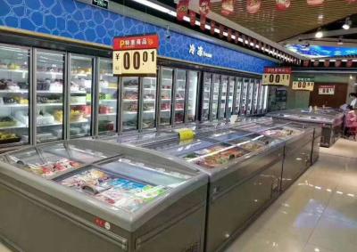 Parede - congelador situado 2.5M da ilha do supermercado por muito tempo com a porta alta do vidro da visibilidade