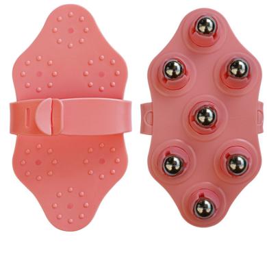A mão guarda o corpo que da parte traseira o Massager escova a promoção plástica da aptidão da saúde