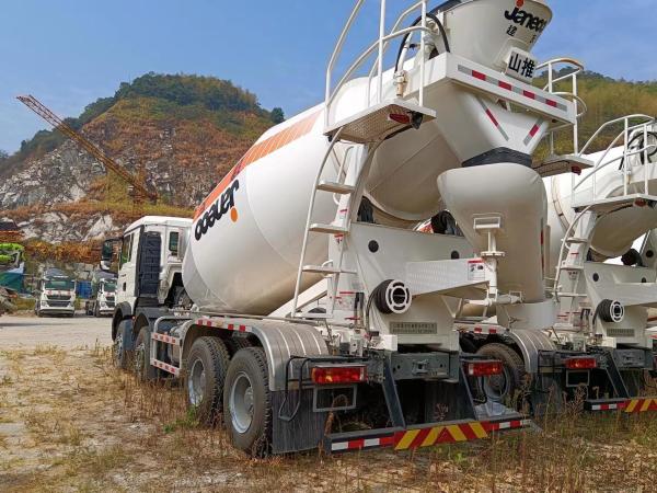 Cylinder Type Concrete Mixer Trucks High Speed With Vibrating Amplitude 2.6mm HOWO