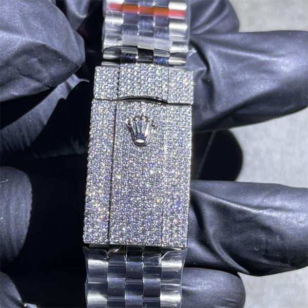 Mão que ajusta os relógios 2824 de Rolex Rolex Datejust do relógio de Moissanite
