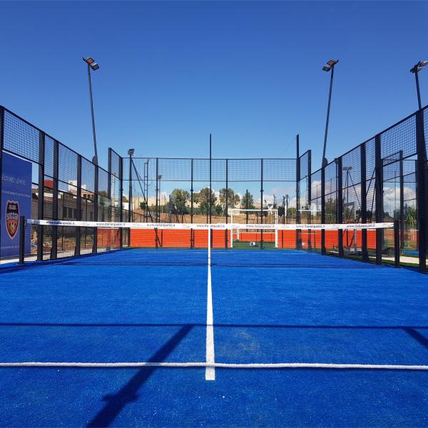 Cour de padel mobile / Cour de padel construite 10m*20m Cour de tennis rechargeable extérieure avec couverture de toit / Lampes LED portables