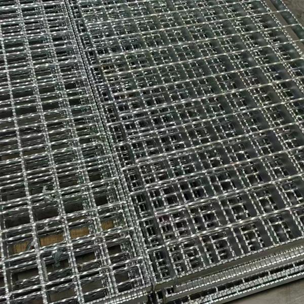 32*5 Commoned Serrated Tooth Steel Grating With Customizable Bearing Bar Spacing