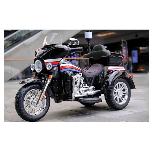 Дети едут на мотоцикле с моделью в красной краске