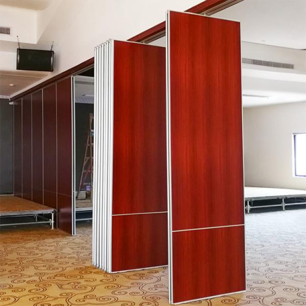 Écrans de cloisons pliables et mobiles. Division de l'espace flexible pour les salles de vente au détail et d'exposition.